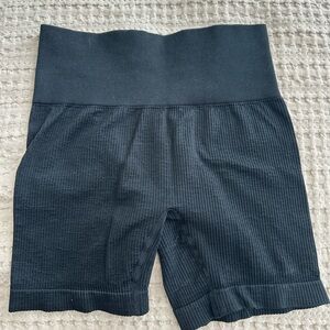 BLACK RIBBED BIKER SHORTS